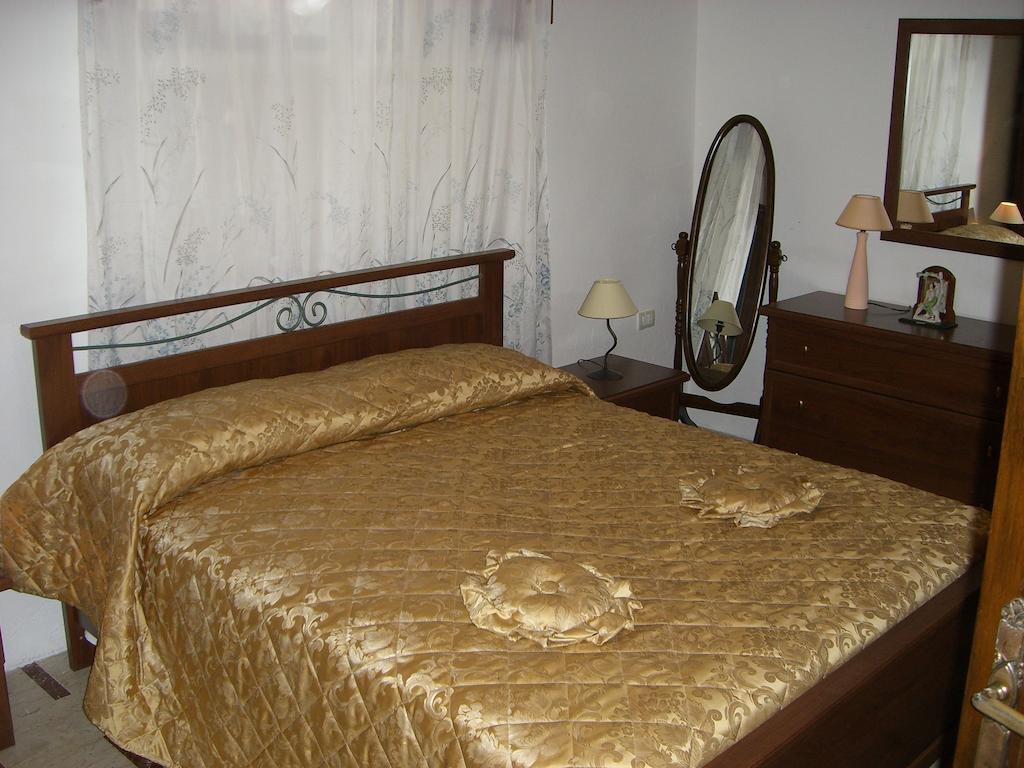 פישינאס Sa Domu Sarda Casa Vacanza חדר תמונה